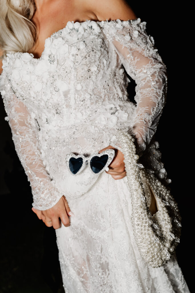 Detailbild vom Hochzeitskleid mit Herzbrille während Mallorca Hochzeitsparty