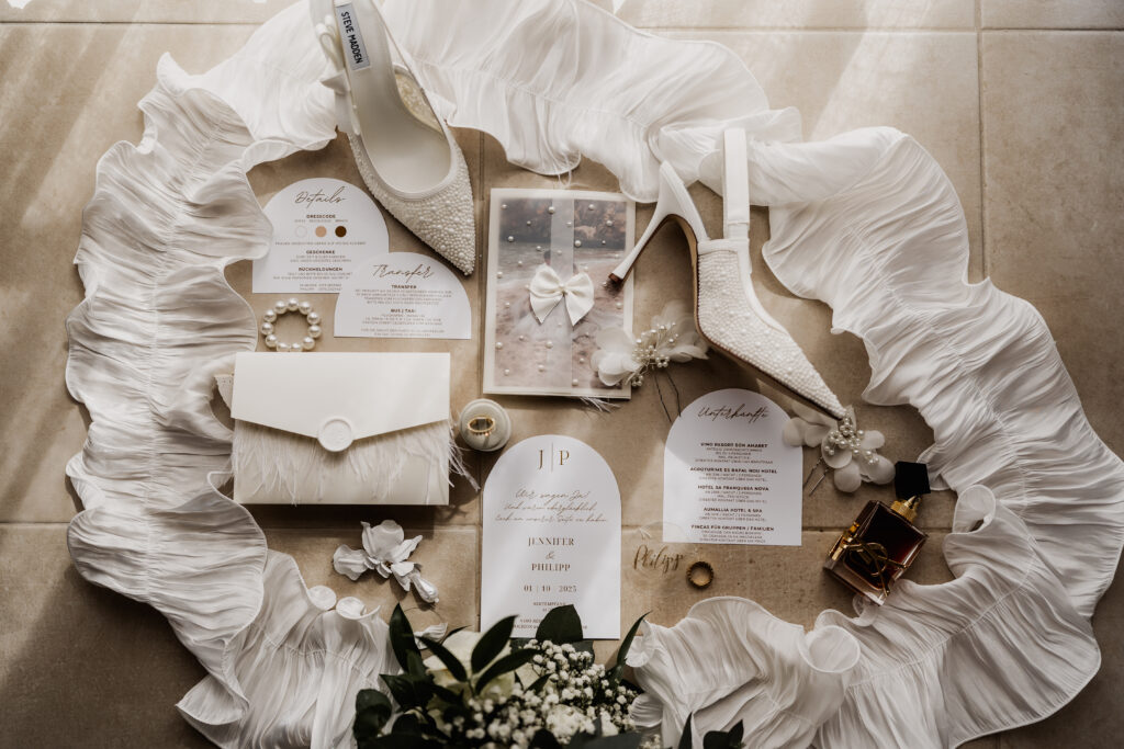 Hochzeitsdetails mit Brautschuhen, Papeterie und Accessoires bei Mallorca Hochzeit im Vino Resort Son Amaret